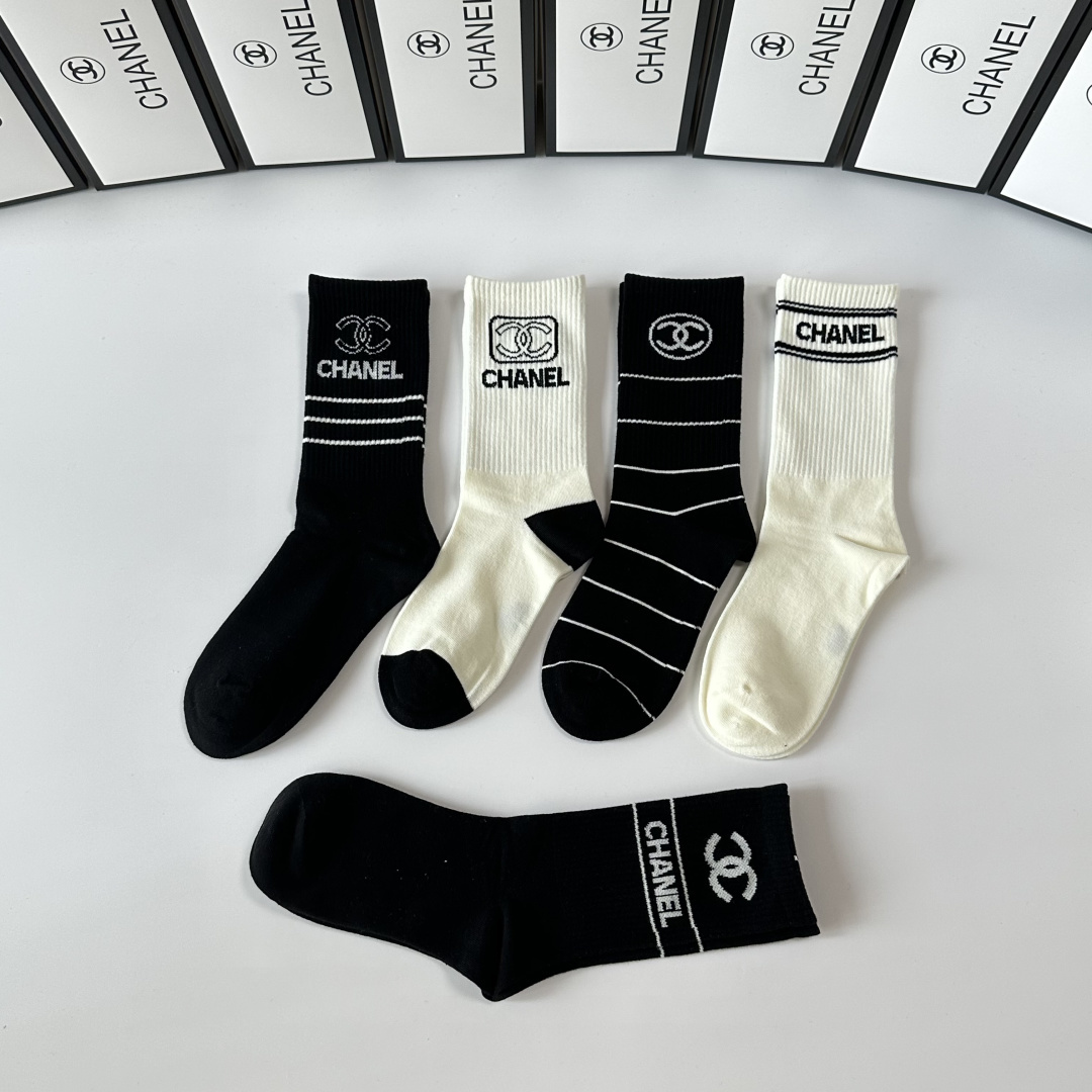 💛配包装 Chanel（香奈儿）新款中长款堆堆袜袜子！一盒五双， 专柜同步筒款袜子，💛大牌出街，潮人必备。超好搭