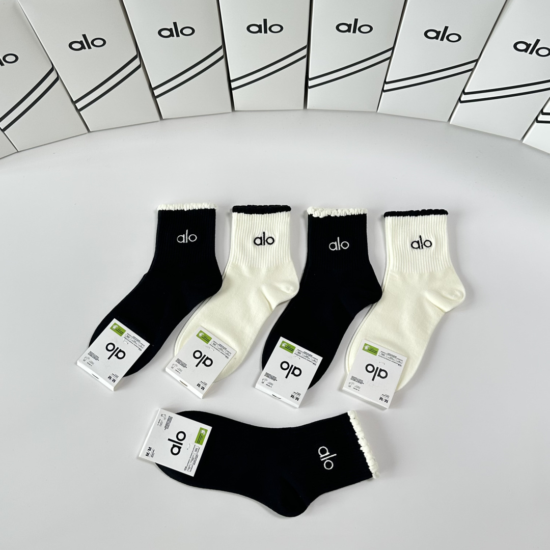 💛配包装 ALO 新款刺绣中长筒款堆堆袜袜子！一盒五双， 专柜同步筒款袜子，💛大牌出街，潮人必备。超好搭