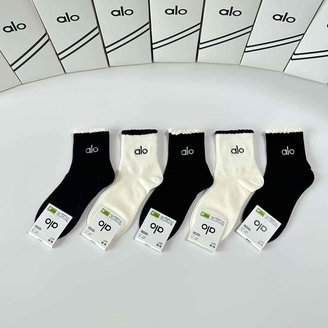 💛配包装 ALO 新款刺绣中长筒款堆堆袜袜子！一盒五双， 专柜同步筒款袜子，💛大牌出街，潮人必备。超好搭