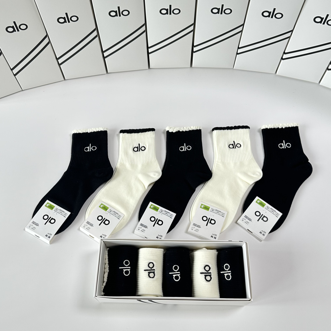 💛配包装 ALO 新款刺绣中长筒款堆堆袜袜子！一盒五双， 专柜同步筒款袜子，💛大牌出街，潮人必备。超好搭