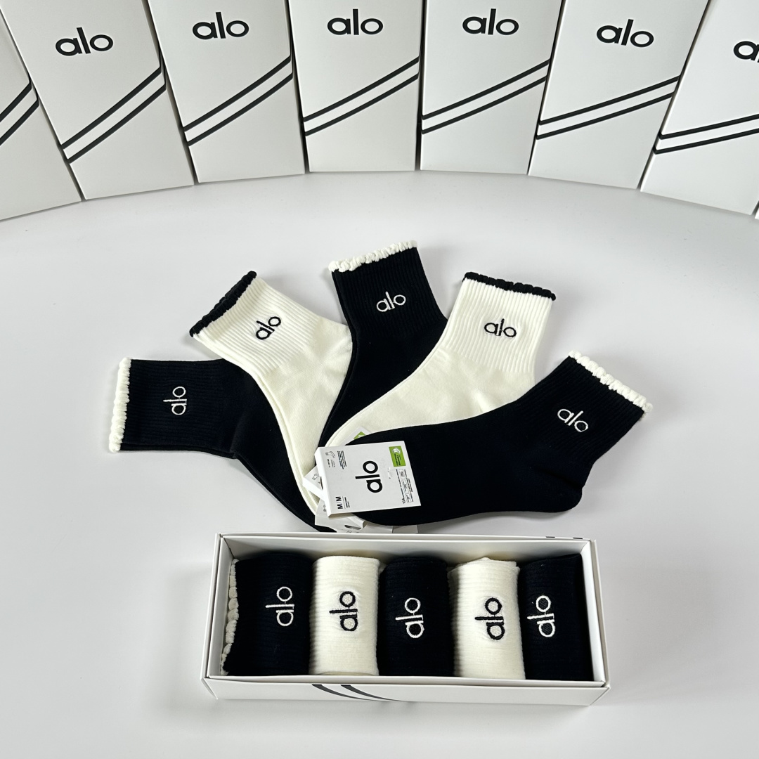 💛配包装 ALO 新款刺绣中长筒款堆堆袜袜子！一盒五双， 专柜同步筒款袜子，💛大牌出街，潮人必备。超好搭