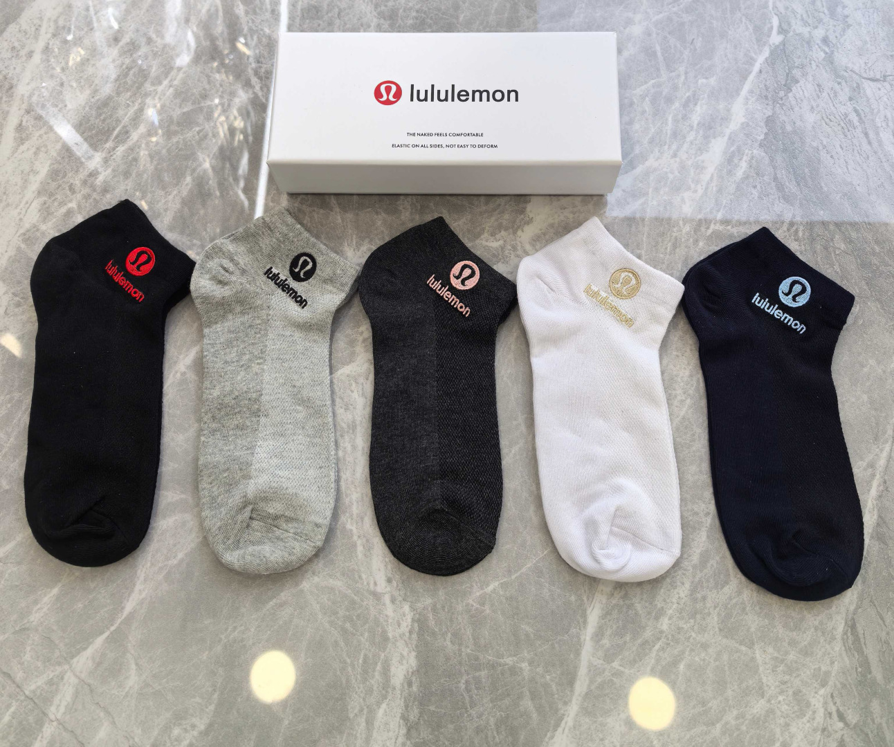 💛配包装 luluemon（露露）新款刺绣中短款堆堆袜袜子！一盒五双， 专柜同步筒款袜子，💛大牌出街，潮人必备。超好搭