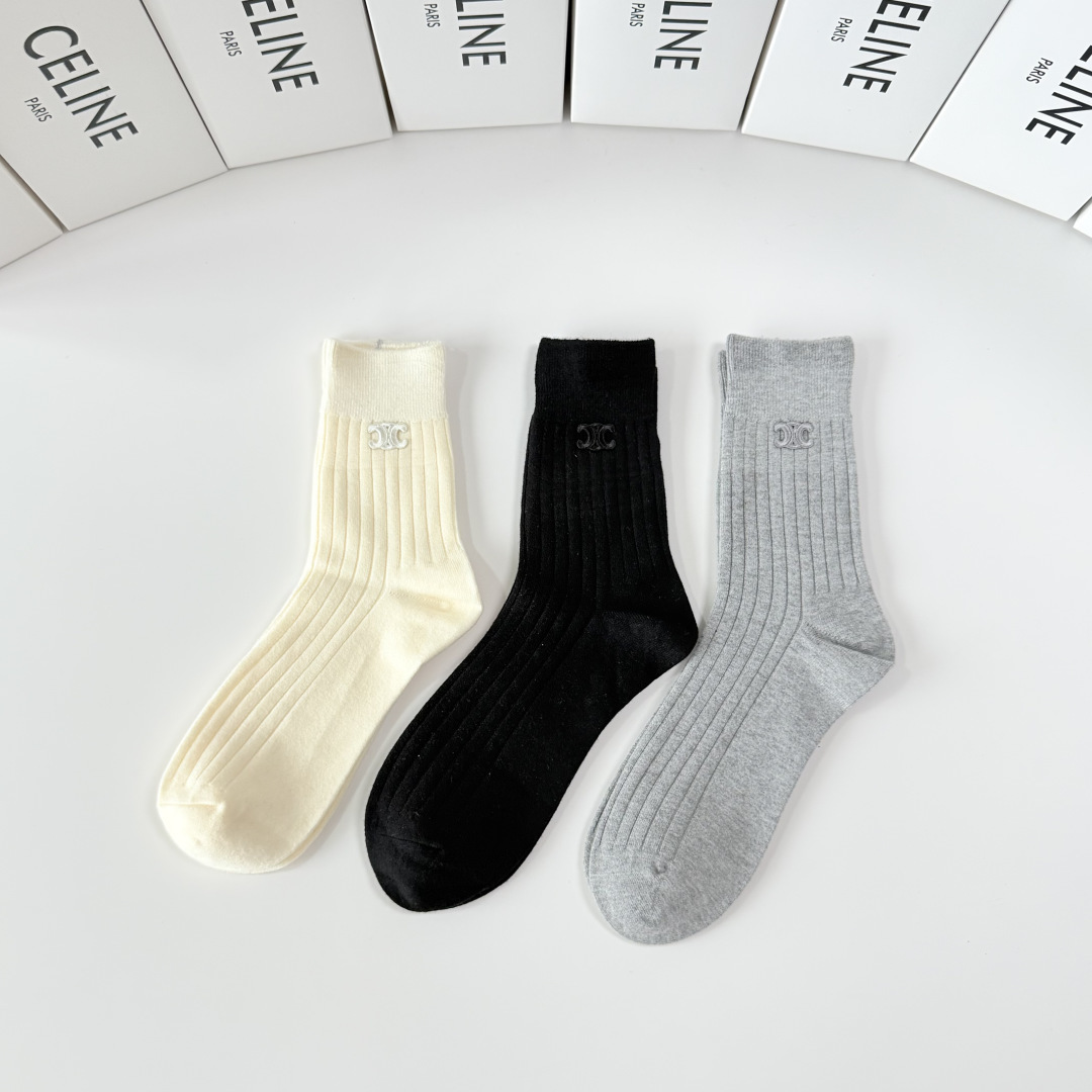 💛配包装 Celine（赛琳）新款经典中长款饰品袜堆堆袜袜子！一盒三双， 专柜同步筒款袜子，💛大牌出街，潮人必备。超好搭