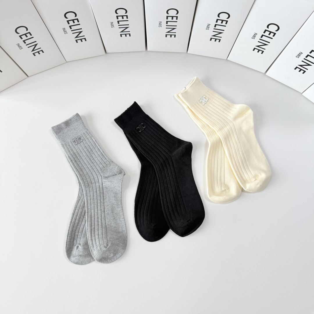 💛配包装 Celine（赛琳）新款经典中长款饰品袜堆堆袜袜子！一盒三双， 专柜同步筒款袜子，💛大牌出街，潮人必备。超好搭