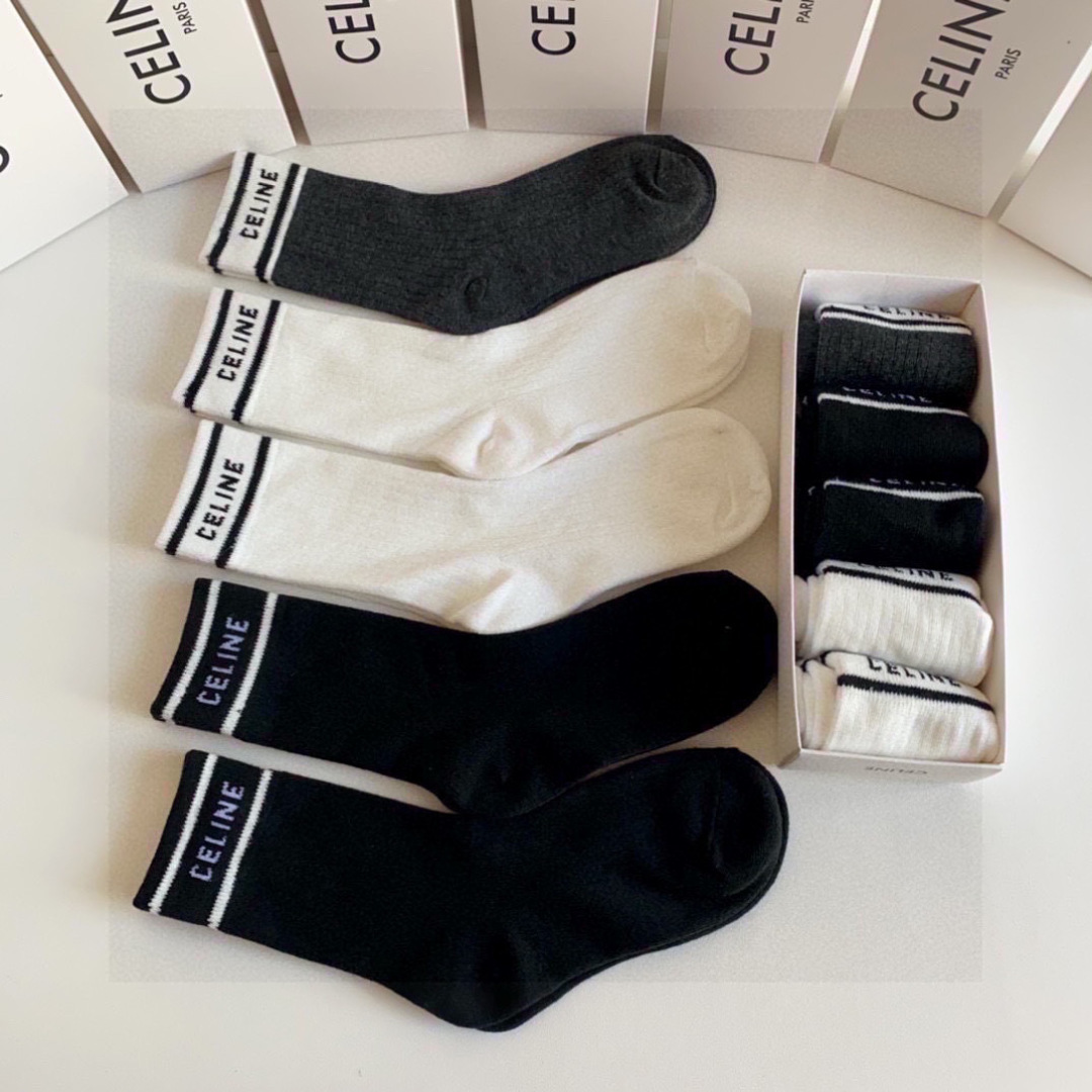 💛配专柜包装 Celine（赛琳）新款暗纹中长款堆堆袜袜子！一盒五双，专柜同步筒袜袜子，💛大牌出街，潮人必备。超好搭