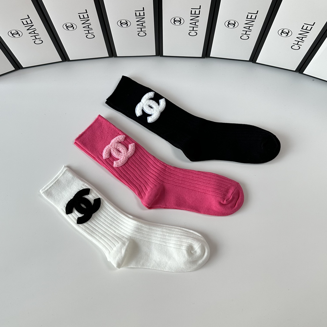 💛配包装 Chanel（香奈儿）新款经典中长款饰品袜堆堆袜袜子！一盒三双， 专柜同步筒款袜子，💛大牌出街，潮人必备。超好