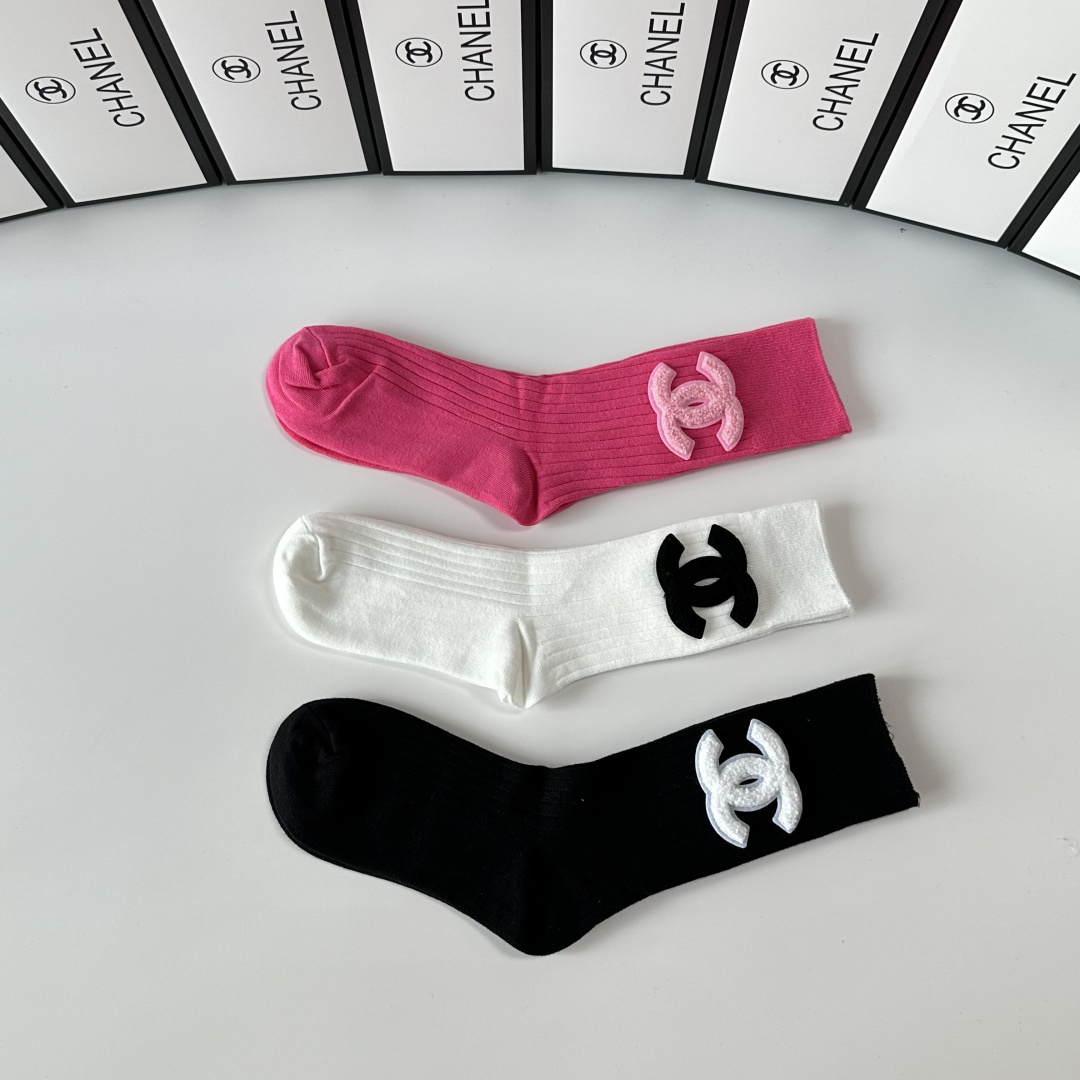 💛配包装 Chanel（香奈儿）新款经典中长款饰品袜堆堆袜袜子！一盒三双， 专柜同步筒款袜子，💛大牌出街，潮人必备。超好