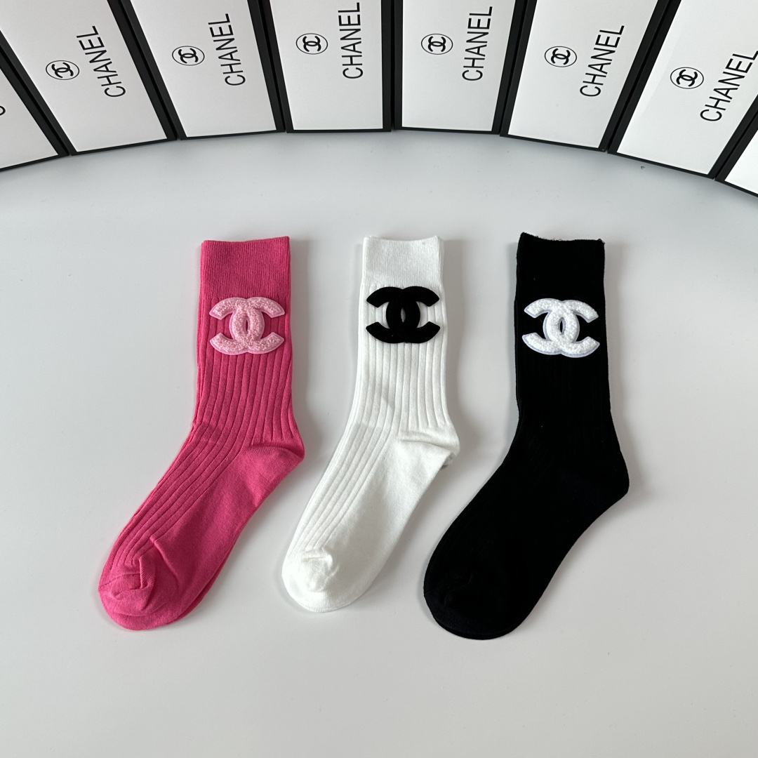 💛配包装 Chanel（香奈儿）新款经典中长款饰品袜堆堆袜袜子！一盒三双， 专柜同步筒款袜子，💛大牌出街，潮人必备。超好