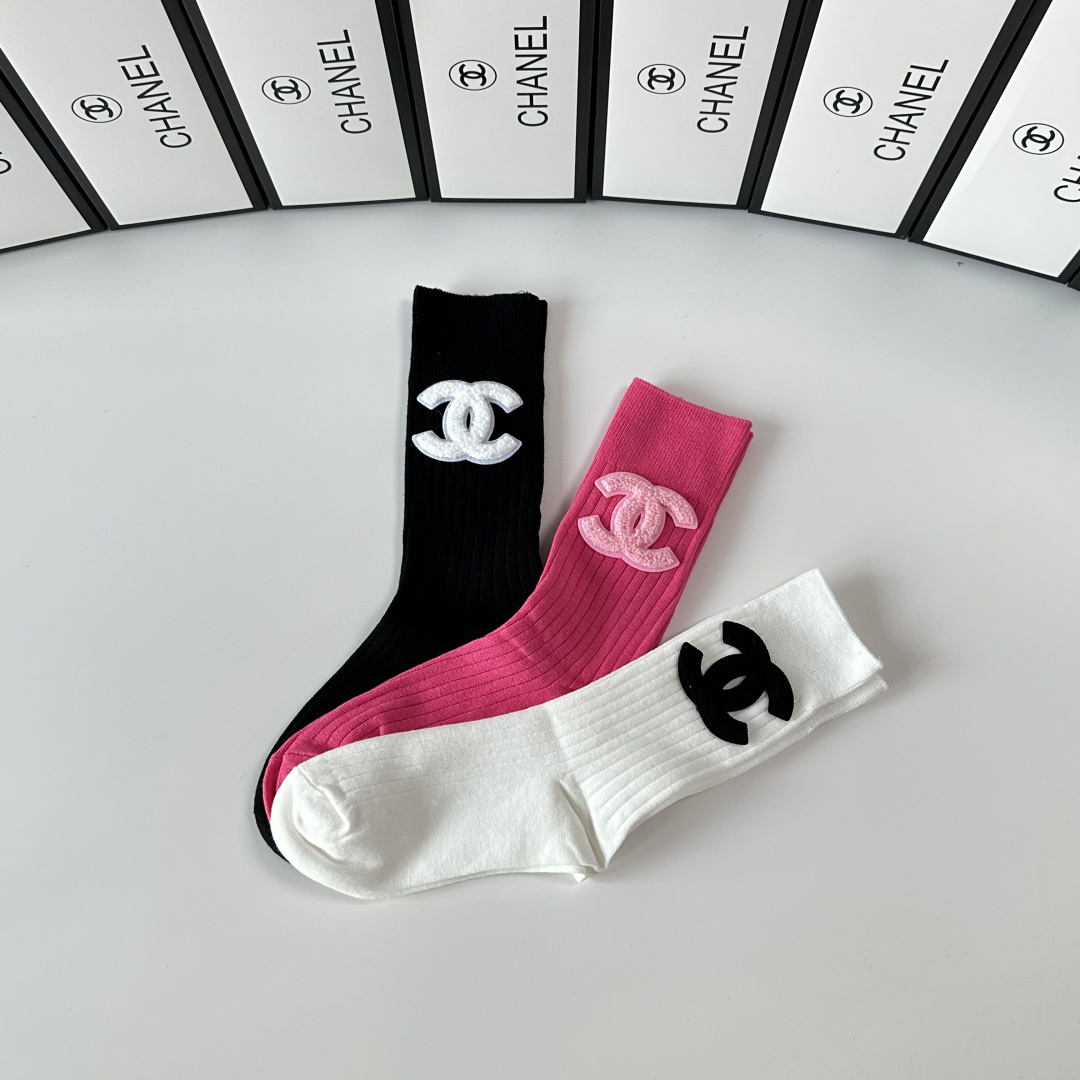 💛配包装 Chanel（香奈儿）新款经典中长款饰品袜堆堆袜袜子！一盒三双， 专柜同步筒款袜子，💛大牌出街，潮人必备。超好