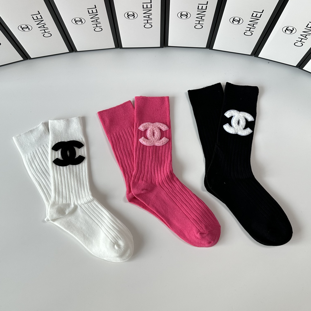 💛配包装 Chanel（香奈儿）新款经典中长款饰品袜堆堆袜袜子！一盒三双， 专柜同步筒款袜子，💛大牌出街，潮人必备。超好