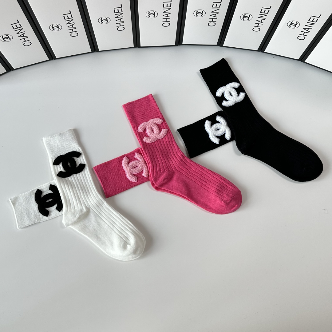 💛配包装 Chanel（香奈儿）新款经典中长款饰品袜堆堆袜袜子！一盒三双， 专柜同步筒款袜子，💛大牌出街，潮人必备。超好