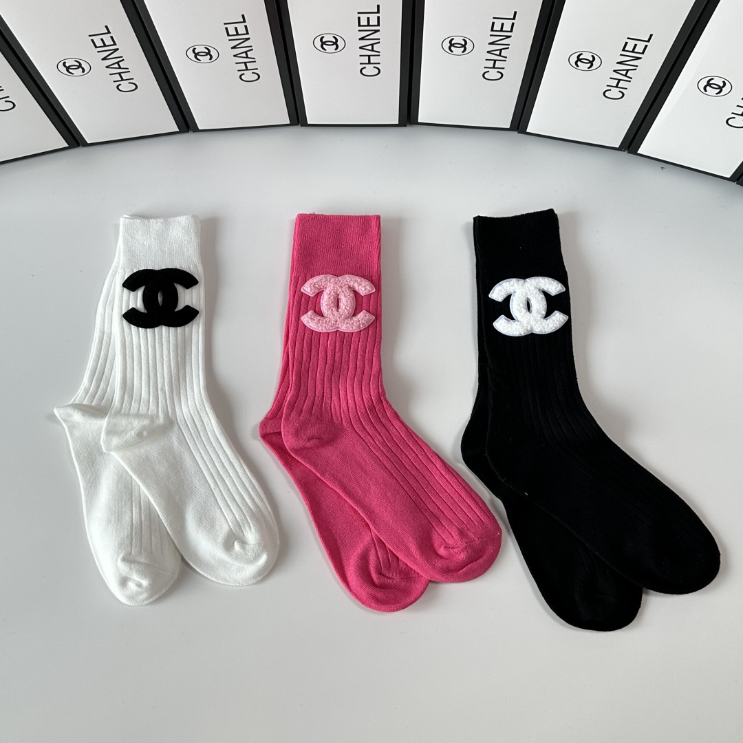 💛配包装 Chanel（香奈儿）新款经典中长款饰品袜堆堆袜袜子！一盒三双， 专柜同步筒款袜子，💛大牌出街，潮人必备。超好