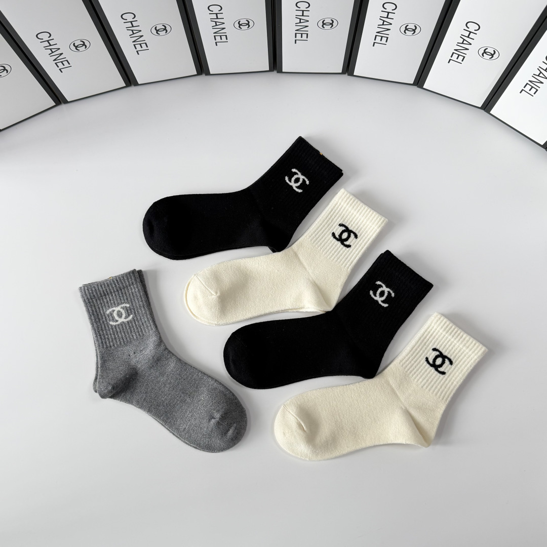 💛配专柜包装 Chanel（香奈儿）新款羊绒中长款堆堆袜袜子！一盒五双，专柜同步筒袜袜子，💛大牌出街，潮人必备。超好搭
