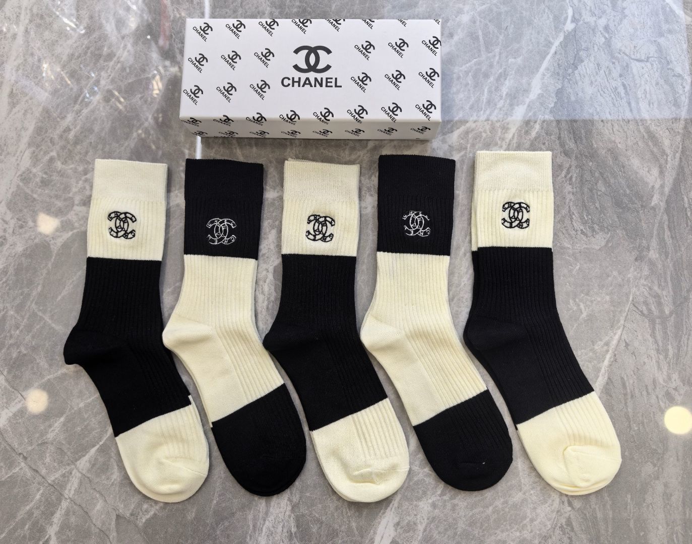 💛配包装 CHANEL （香奈儿）新款羊绒刺绣中长款堆堆袜袜子！一盒五双， 专柜同步筒款袜子，💛大牌出街，潮人必备。超好