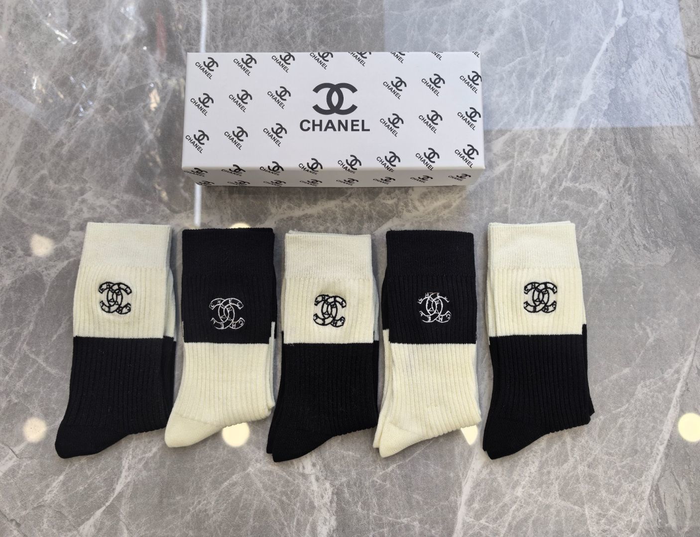 💛配包装 CHANEL （香奈儿）新款羊绒刺绣中长款堆堆袜袜子！一盒五双， 专柜同步筒款袜子，💛大牌出街，潮人必备。超好