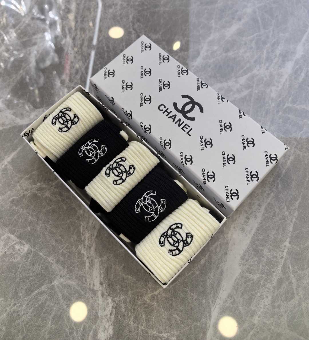 💛配包装 CHANEL （香奈儿）新款羊绒刺绣中长款堆堆袜袜子！一盒五双， 专柜同步筒款袜子，💛大牌出街，潮人必备。超好