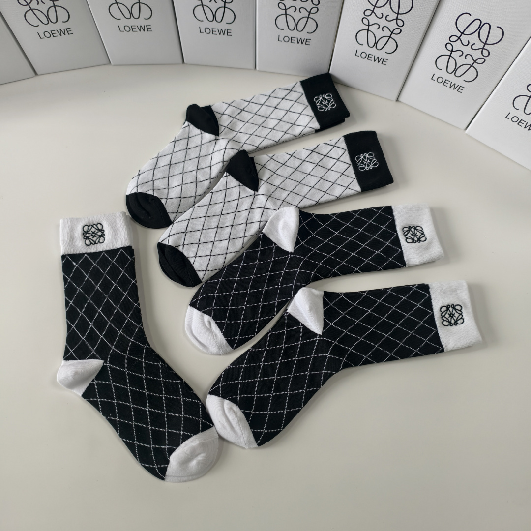 💛配包装 LOEWE（罗意威）新款刺绣经典中长款堆堆袜袜子！一盒五双， 专柜同步筒款袜子，💛大牌出街，潮人必备。超好搭。