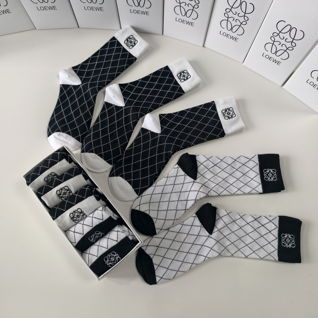 💛配包装 LOEWE（罗意威）新款刺绣经典中长款堆堆袜袜子！一盒五双， 专柜同步筒款袜子，💛大牌出街，潮人必备。超好搭。