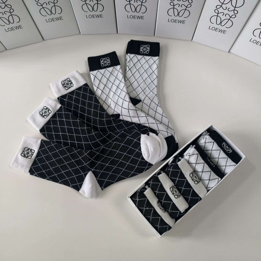 💛配包装 LOEWE（罗意威）新款刺绣经典中长款堆堆袜袜子！一盒五双， 专柜同步筒款袜子，💛大牌出街，潮人必备。超好搭。