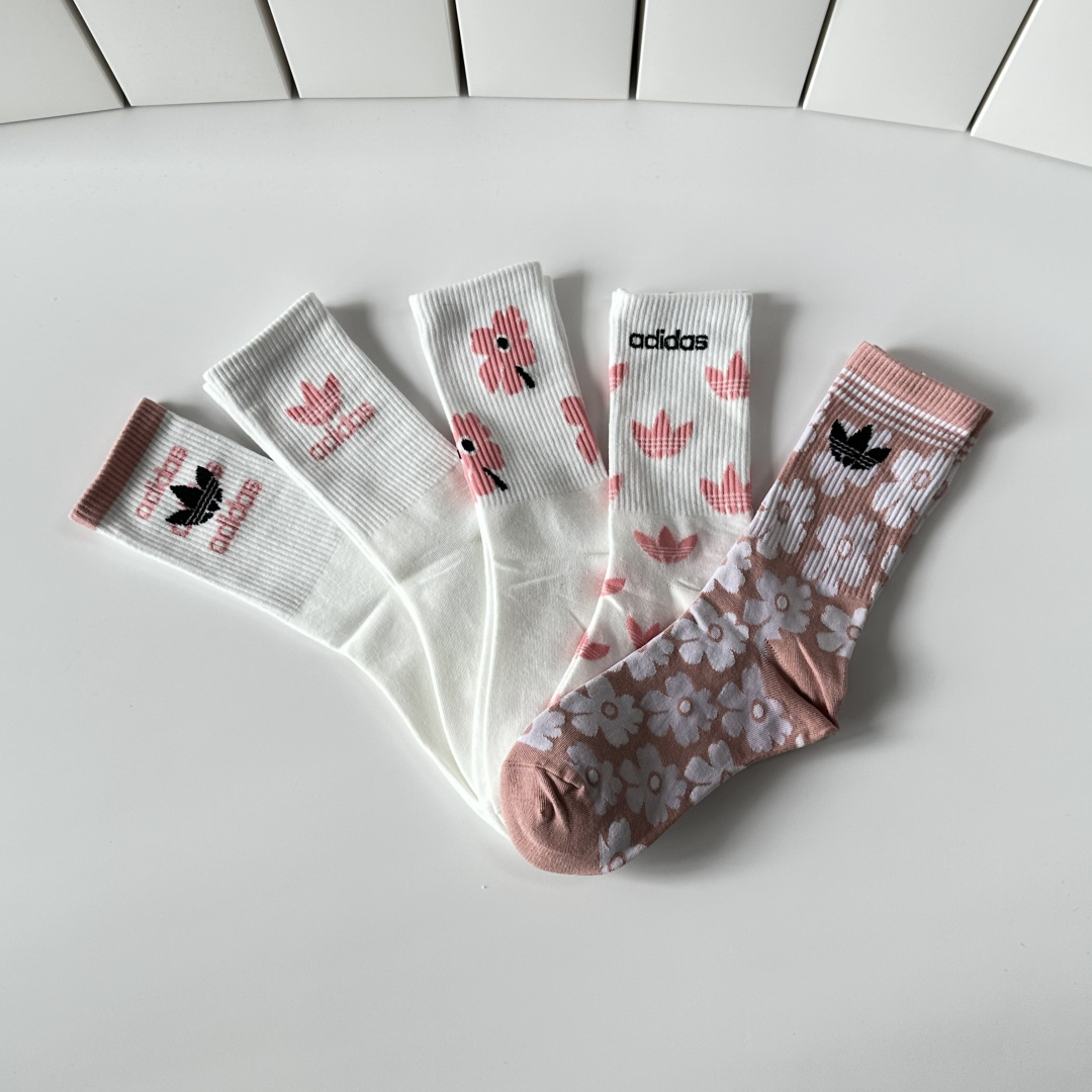 💛配专柜包装 adidas（阿迪达斯）新款三叶草中长款堆堆袜袜子！一盒五双，专柜同步筒袜袜子，大牌出街，潮人必备。超好搭