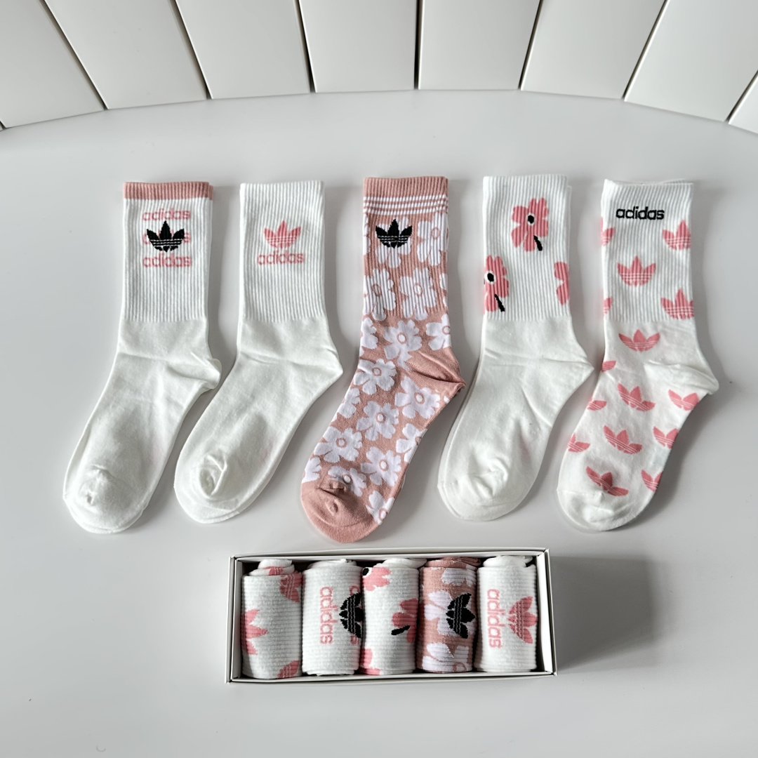 💛配专柜包装 adidas（阿迪达斯）新款三叶草中长款堆堆袜袜子！一盒五双，专柜同步筒袜袜子，大牌出街，潮人必备。超好搭