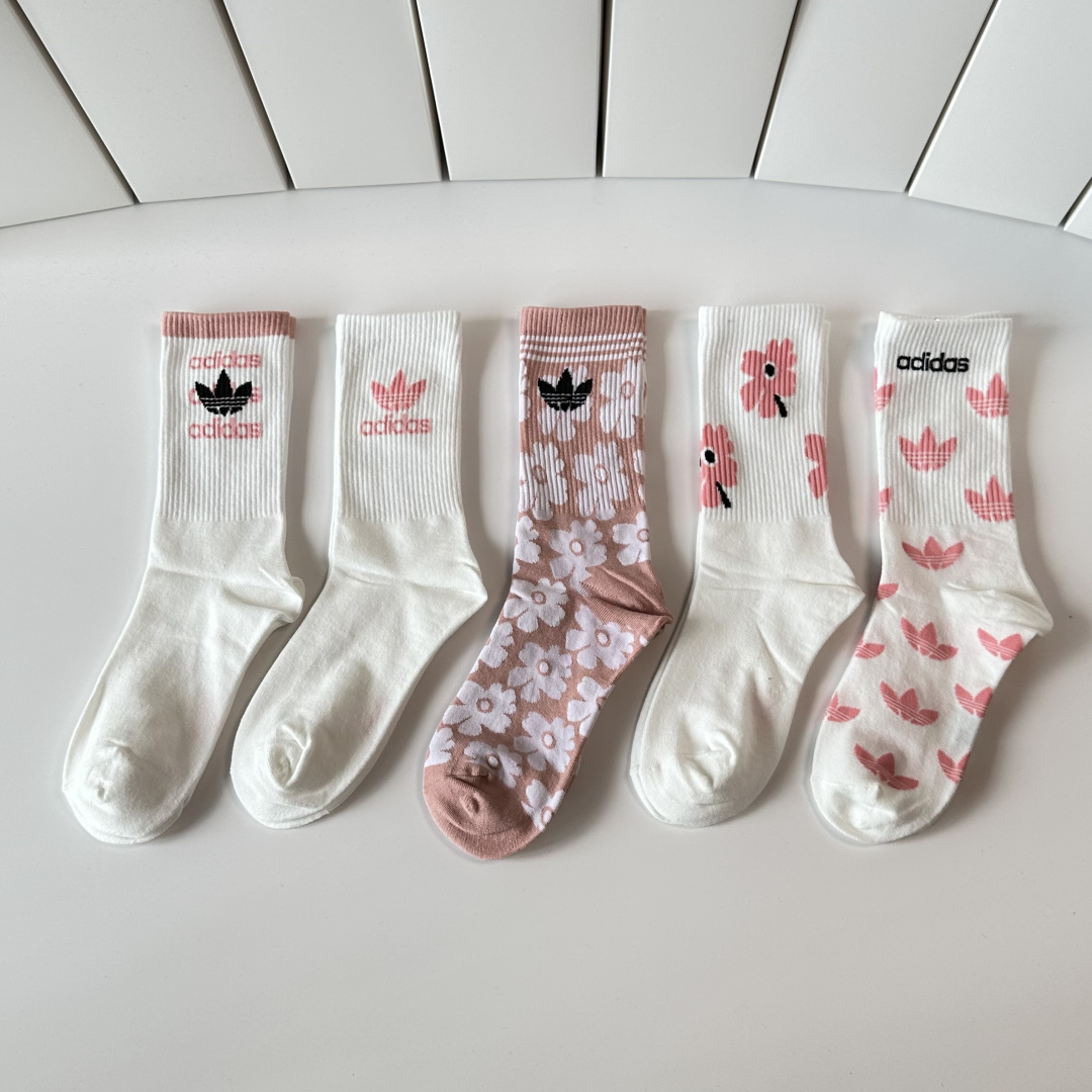 💛配专柜包装 adidas（阿迪达斯）新款三叶草中长款堆堆袜袜子！一盒五双，专柜同步筒袜袜子，大牌出街，潮人必备。超好搭