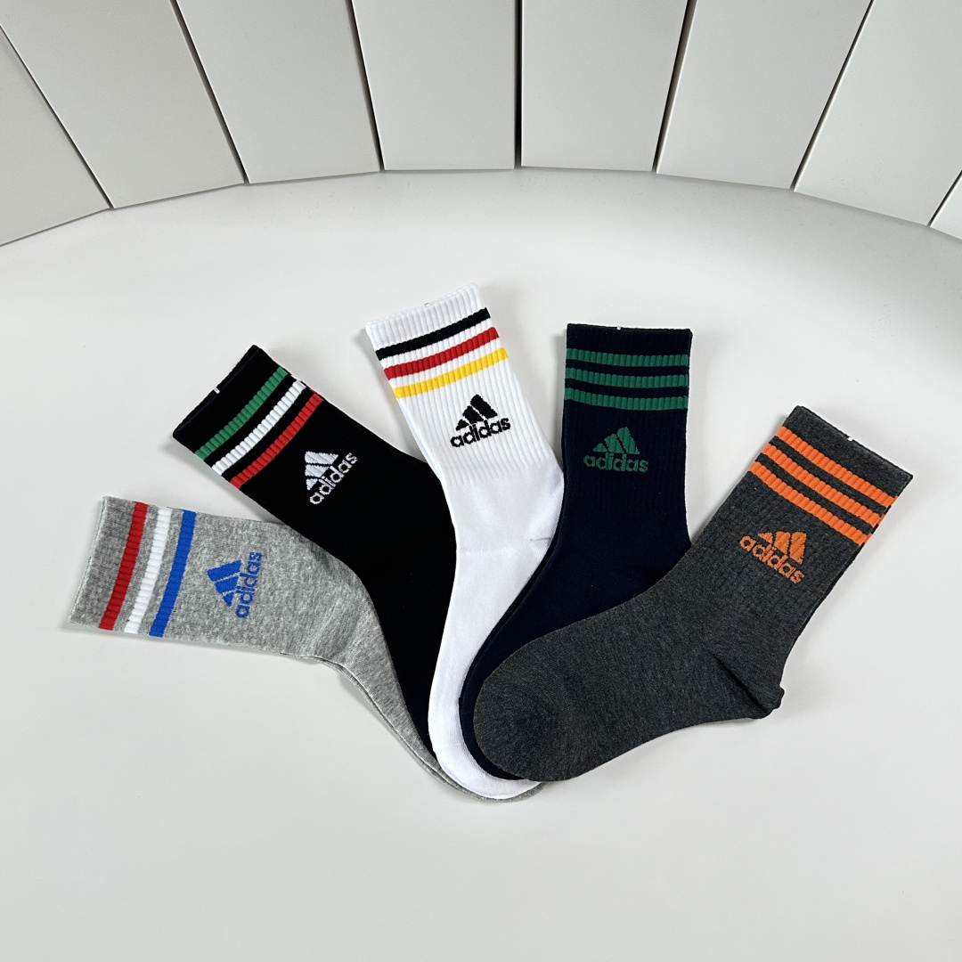 💛配专柜包装 adidas（阿迪达斯）新款三叶草中长款堆堆袜袜子！一盒五双，专柜同步筒袜袜子，大牌出街，潮人必备。超好搭
