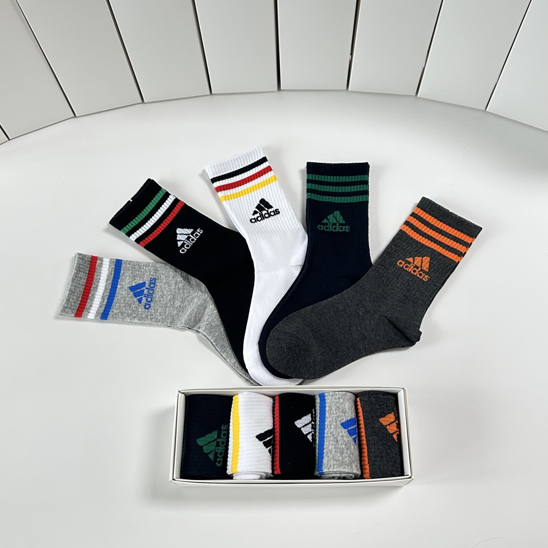 💛配专柜包装 adidas（阿迪达斯）新款三叶草中长款堆堆袜袜子！一盒五双，专柜同步筒袜袜子，大牌出街，潮人必备。超好搭