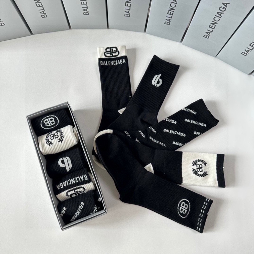 💛配专柜包装 Balenciaga（巴黎世家）新款中长款堆堆袜袜子！一盒五双，专柜同步筒袜袜子，💛大牌出街，潮人必备。超