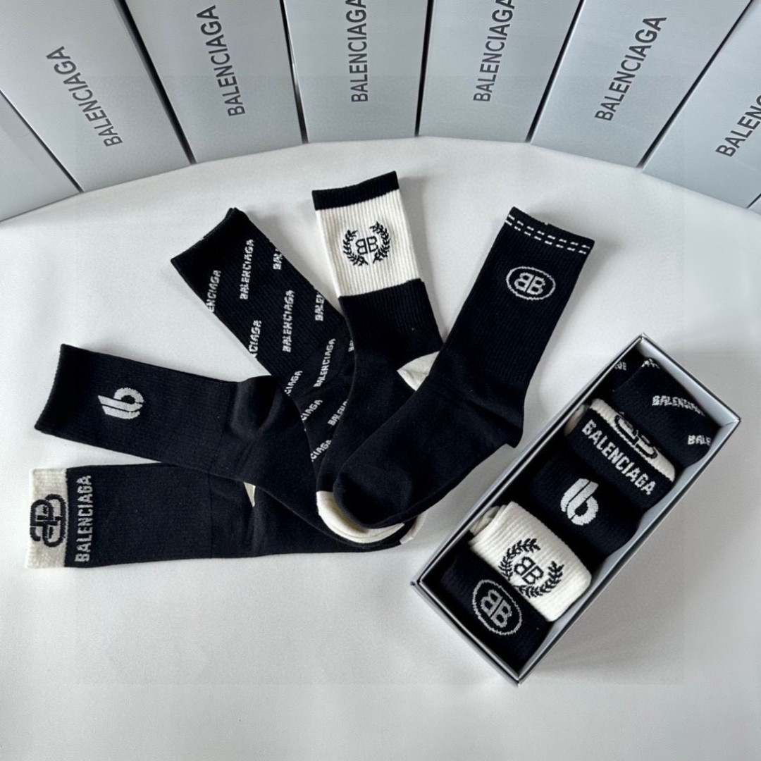 💛配专柜包装 Balenciaga（巴黎世家）新款中长款堆堆袜袜子！一盒五双，专柜同步筒袜袜子，💛大牌出街，潮人必备。超