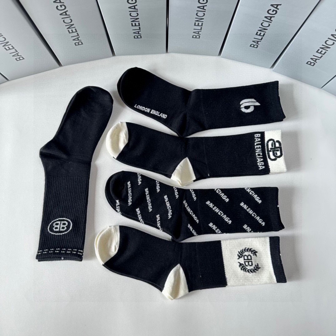 💛配专柜包装 Balenciaga（巴黎世家）新款中长款堆堆袜袜子！一盒五双，专柜同步筒袜袜子，💛大牌出街，潮人必备。超