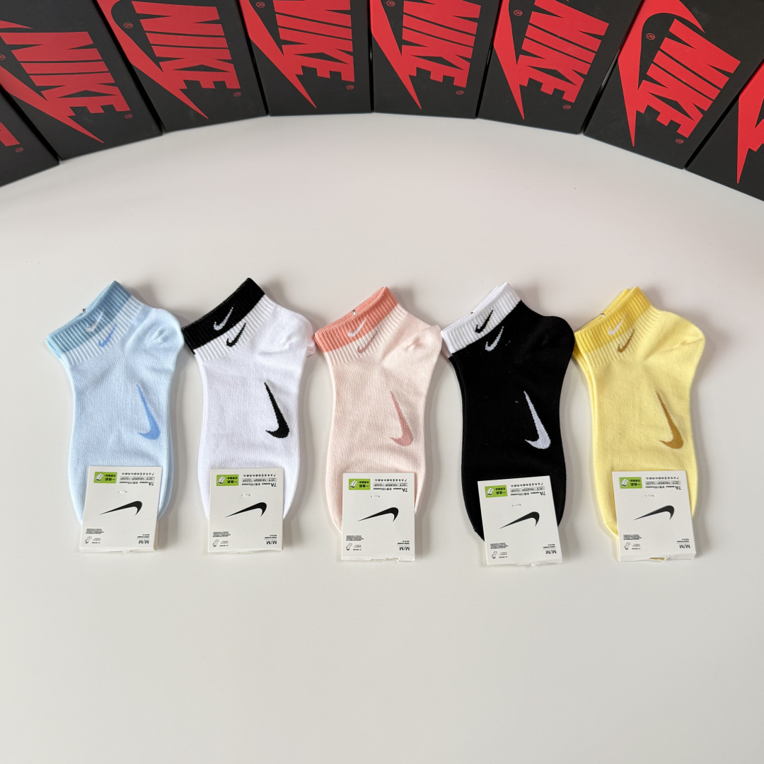 💛配专柜包装 NIKE（耐克）新款中短款袜堆堆袜袜子！一盒五双，专柜同步筒袜袜子，💛大牌出街，潮人必备。超好搭