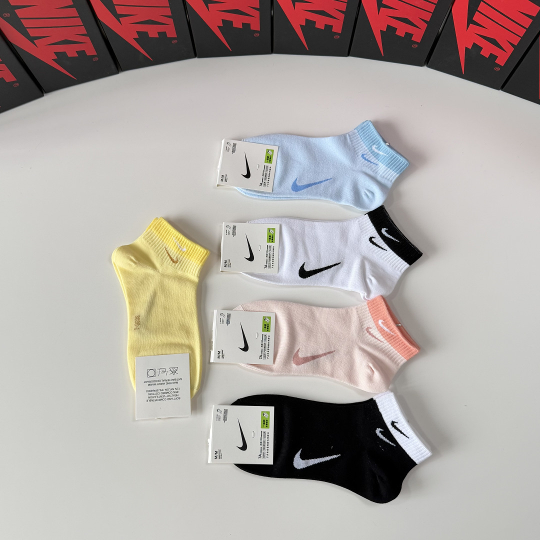 💛配专柜包装 NIKE（耐克）新款中短款袜堆堆袜袜子！一盒五双，专柜同步筒袜袜子，💛大牌出街，潮人必备。超好搭