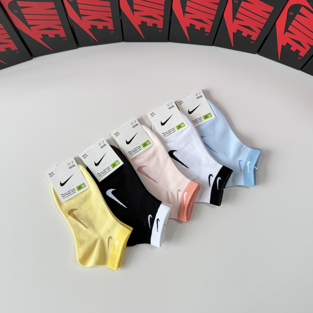 💛配专柜包装 NIKE（耐克）新款中短款袜堆堆袜袜子！一盒五双，专柜同步筒袜袜子，💛大牌出街，潮人必备。超好搭