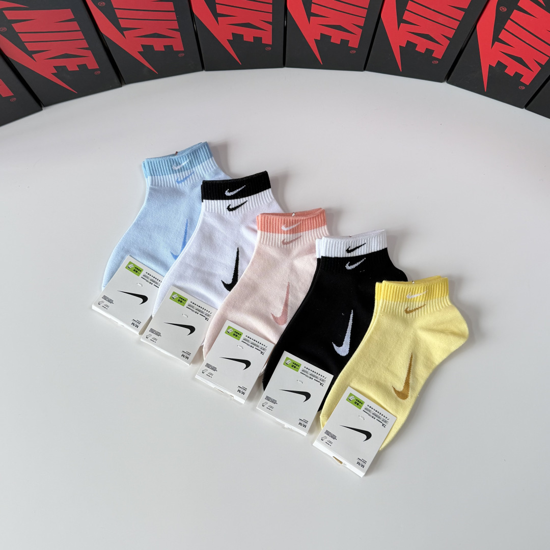💛配专柜包装 NIKE（耐克）新款中短款袜堆堆袜袜子！一盒五双，专柜同步筒袜袜子，💛大牌出街，潮人必备。超好搭