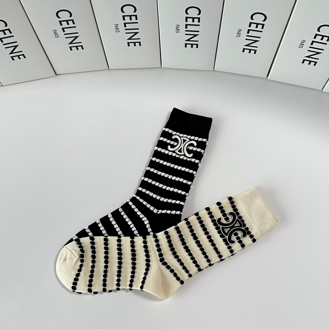 💛配包装 Celine（赛琳）新款经典中长款饰品袜堆堆袜袜子！一盒两双， 专柜同步筒款袜子，💛大牌出街，潮人必备。超好搭