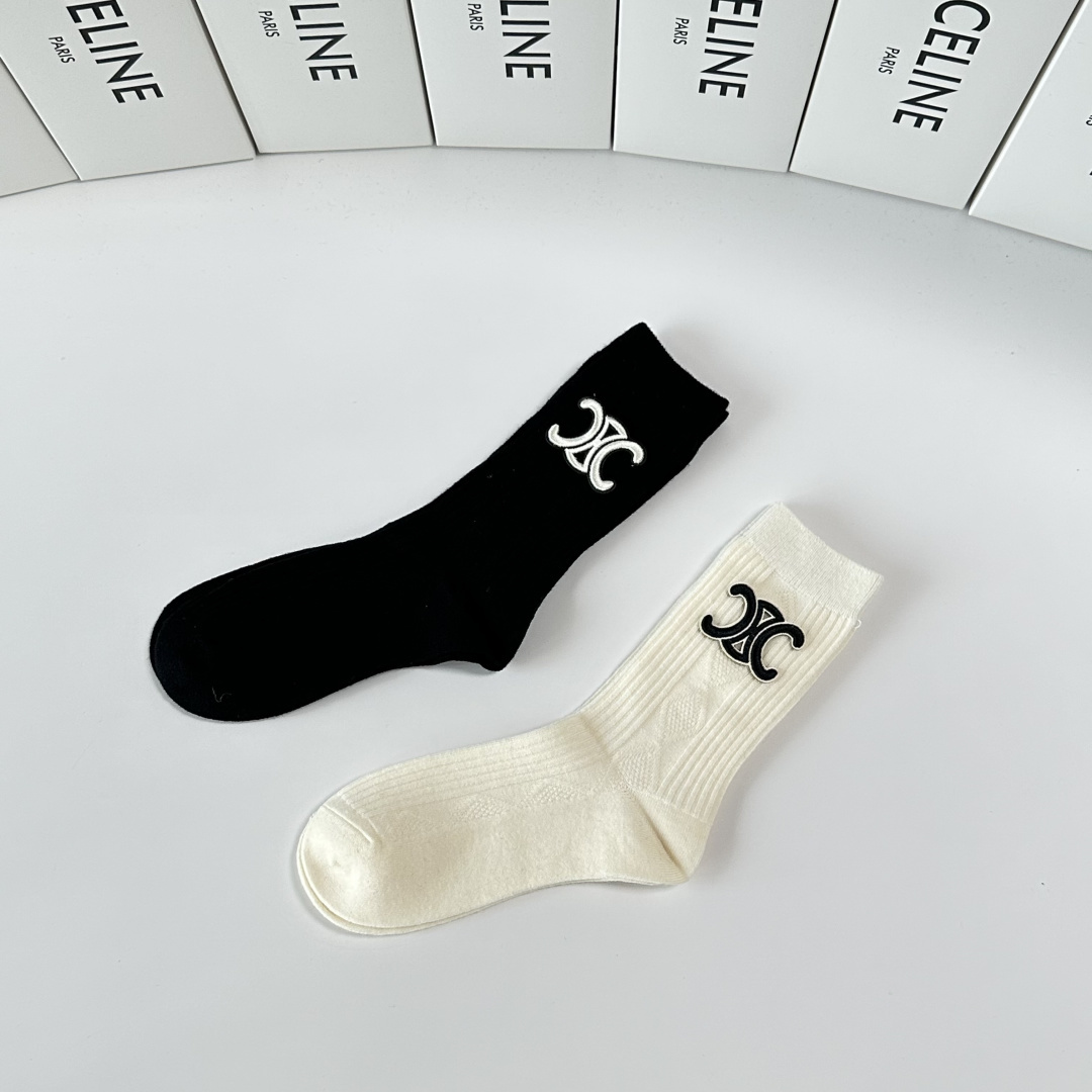 💛配包装 Celine（赛琳）新款经典中长款饰品袜堆堆袜袜子！一盒两双， 专柜同步筒款袜子，💛大牌出街，潮人必备。超好搭