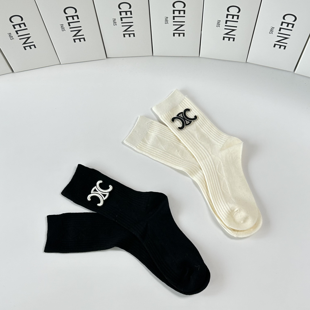 💛配包装 Celine（赛琳）新款经典中长款饰品袜堆堆袜袜子！一盒两双， 专柜同步筒款袜子，💛大牌出街，潮人必备。超好搭