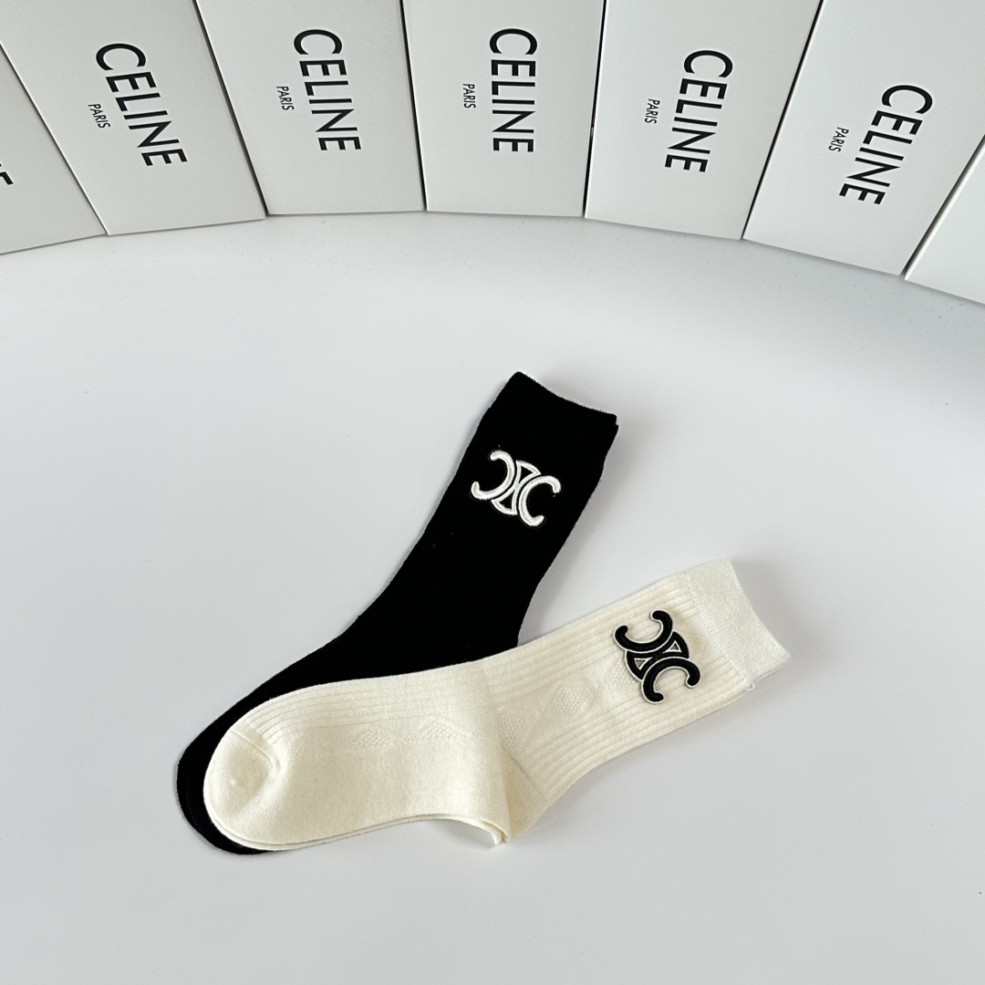 💛配包装 Celine（赛琳）新款经典中长款饰品袜堆堆袜袜子！一盒两双， 专柜同步筒款袜子，💛大牌出街，潮人必备。超好搭