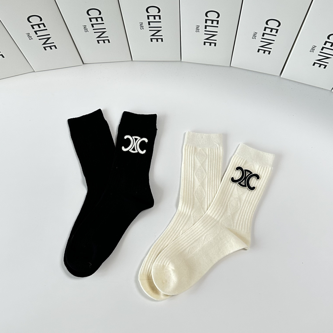 💛配包装 Celine（赛琳）新款经典中长款饰品袜堆堆袜袜子！一盒两双， 专柜同步筒款袜子，💛大牌出街，潮人必备。超好搭