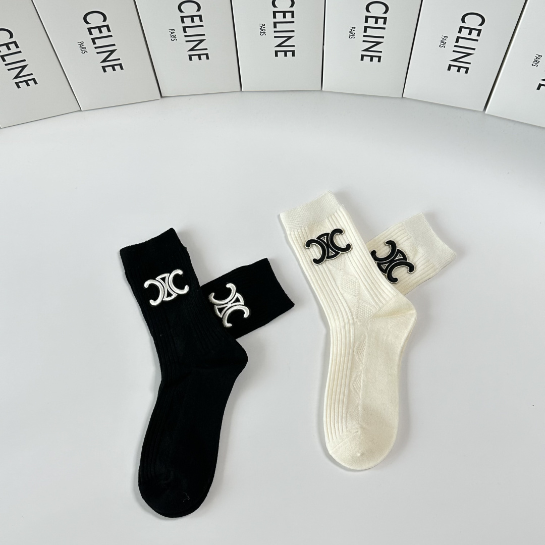 💛配包装 Celine（赛琳）新款经典中长款饰品袜堆堆袜袜子！一盒两双， 专柜同步筒款袜子，💛大牌出街，潮人必备。超好搭