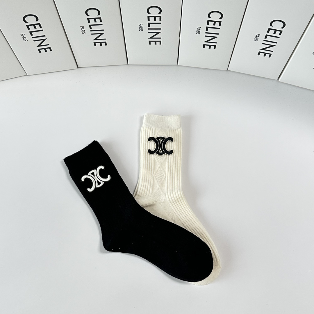 💛配包装 Celine（赛琳）新款经典中长款饰品袜堆堆袜袜子！一盒两双， 专柜同步筒款袜子，💛大牌出街，潮人必备。超好搭