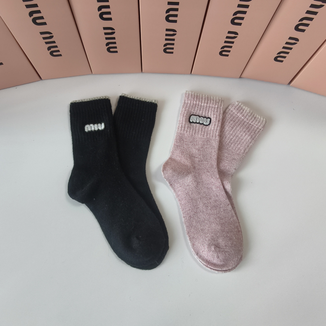 💛配包装 MiuMiu（缪缪）新款经典中长款饰品袜堆堆袜袜子！一盒两双， 专柜同步筒款袜子，💛大牌出街，潮人必备。超好搭