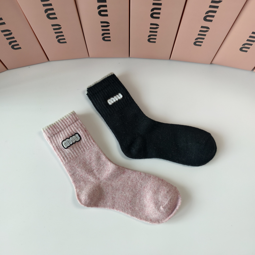 💛配包装 MiuMiu（缪缪）新款经典中长款饰品袜堆堆袜袜子！一盒两双， 专柜同步筒款袜子，💛大牌出街，潮人必备。超好搭