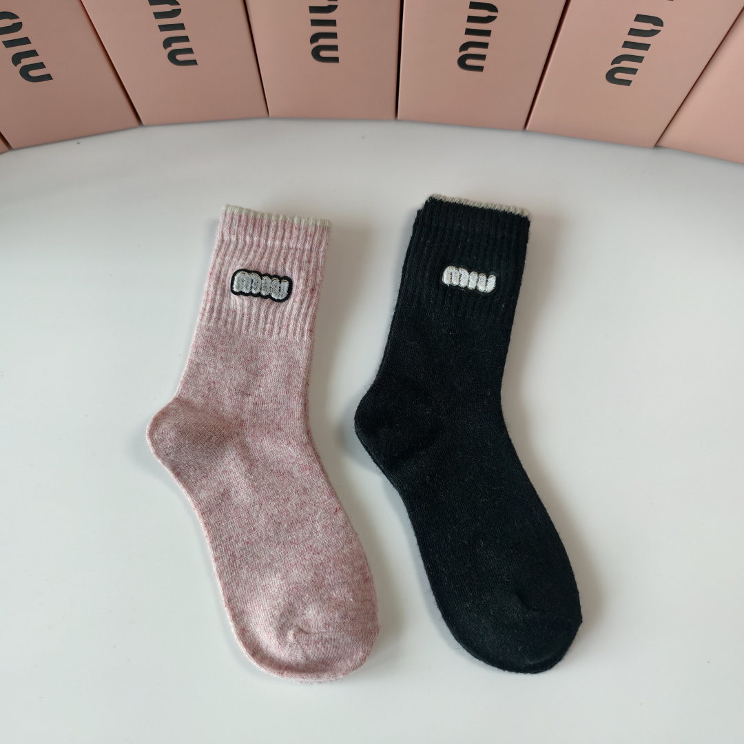 💛配包装 MiuMiu（缪缪）新款经典中长款饰品袜堆堆袜袜子！一盒两双， 专柜同步筒款袜子，💛大牌出街，潮人必备。超好搭