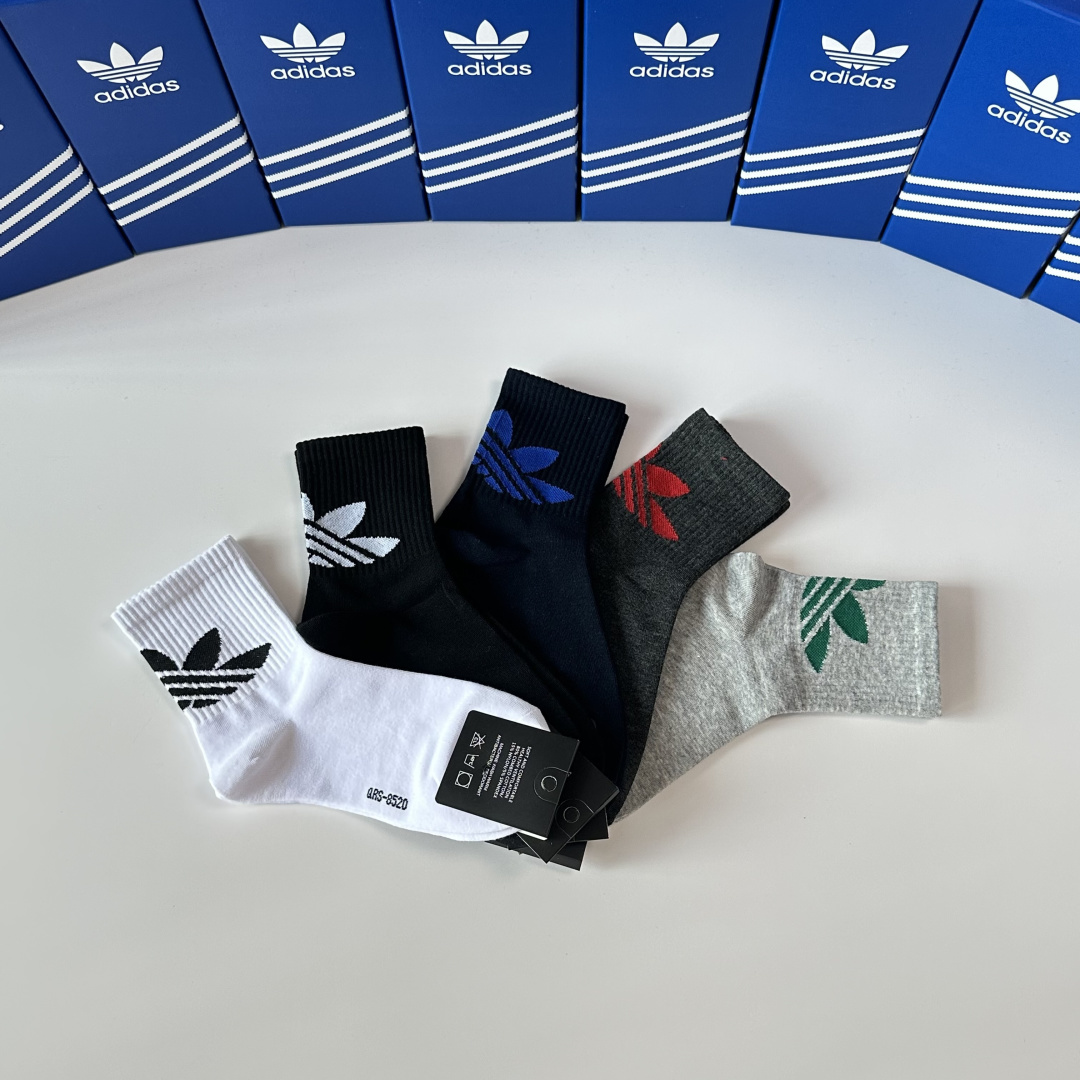 💛配专柜包装 adidas（阿迪达斯）新款三叶草中长款堆堆袜袜子！一盒五双，专柜同步筒袜袜子，大牌出街，潮人必备。超好搭