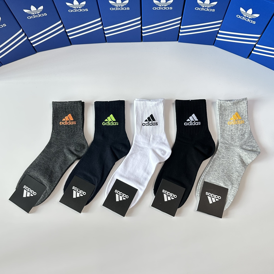 💛配专柜包装 adidas（阿迪达斯）新款三叶草中长款堆堆袜袜子！一盒五双，专柜同步筒袜袜子，大牌出街，潮人必备。超好搭