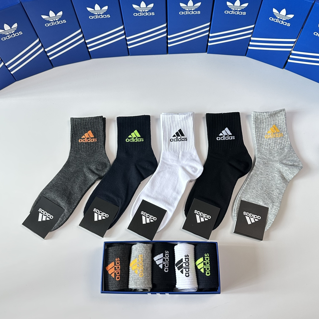 💛配专柜包装 adidas（阿迪达斯）新款三叶草中长款堆堆袜袜子！一盒五双，专柜同步筒袜袜子，大牌出街，潮人必备。超好搭