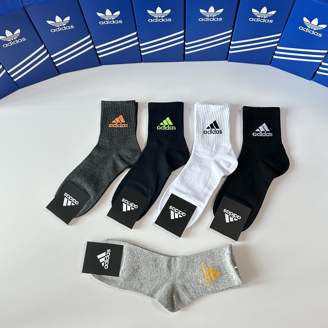 💛配专柜包装 adidas（阿迪达斯）新款三叶草中长款堆堆袜袜子！一盒五双，专柜同步筒袜袜子，大牌出街，潮人必备。超好搭