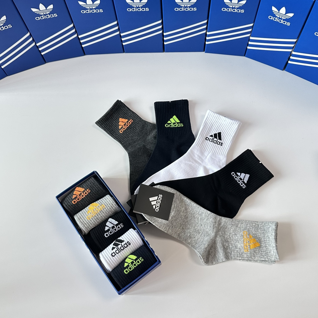 💛配专柜包装 adidas（阿迪达斯）新款三叶草中长款堆堆袜袜子！一盒五双，专柜同步筒袜袜子，大牌出街，潮人必备。超好搭
